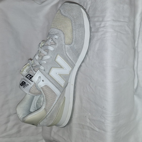 New Balance, Men's 8.5, Light Gray & Taupe - Picture 3 of 3